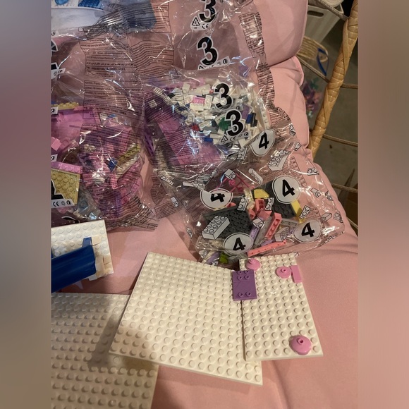 Lego Lot! Cool Ski Resort Building Set along with other legos in ziplock bag - Picture 4 of 16